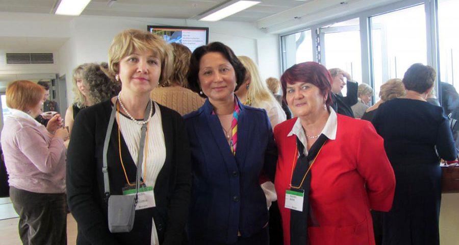 Члены венгерской делегации Хасанова Рита и Янкович Мария вместе с Ефремовой Л.И., заместителем руководителя Федерального агенства Россотрудничества (Россия, Москва)