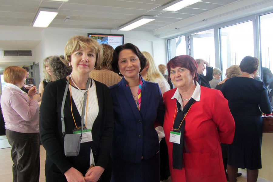 Члены венгерской делегации Хасанова Рита и Янкович Мария вместе с Ефремовой Л.И., заместителем руководителя Федерального агенства Россотрудничества (Россия, Москва)