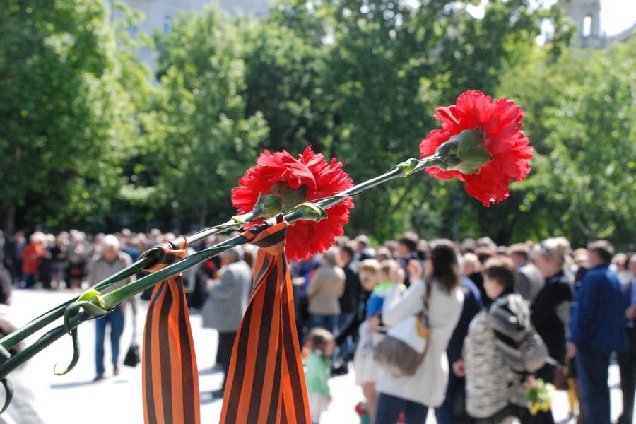 Георгиевская лента и цветы