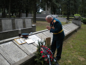 Венок с надписью: Дорогому отцу от скорбящих сыновей