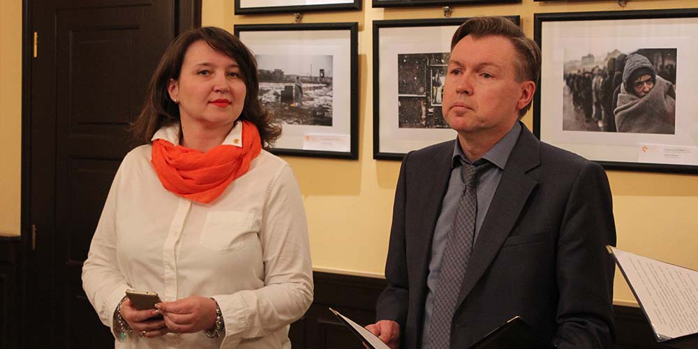 Оксана Олейник и Валерий Платонов на открытии фотовыставки © Мария Лопатто | МИА «Россия сегодня»