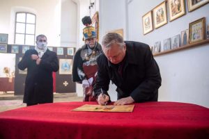 Подписание свидетельства о намерении пожертвования нового колокола в Храме Святителя Николая в городе Токай