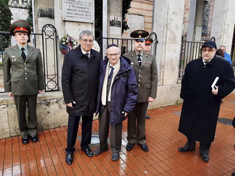 Возложение венков к памятной доске в честь советских воинов