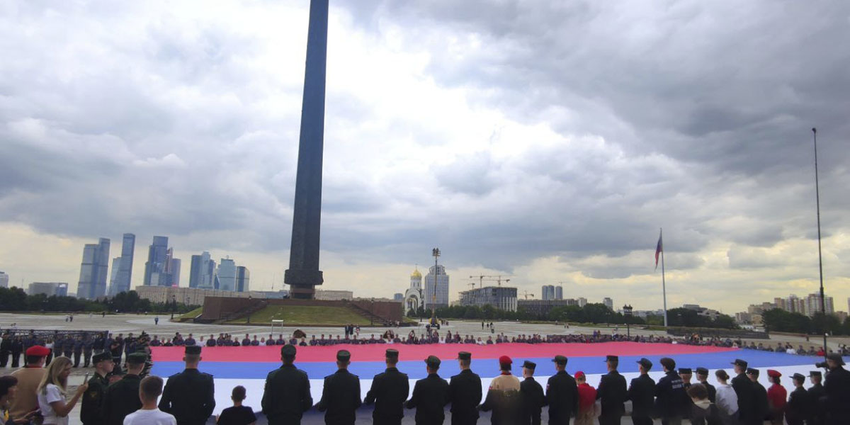 У Музея Победы в Москве в День государственного флага развернули триколор площадью в 1000 квадратных метров