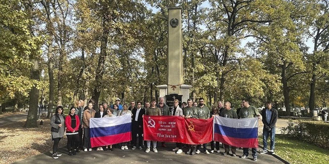 Участники "Субботника Памяти" у мемориала советским воинам в Дебрецене