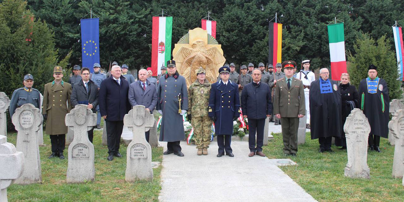 Участники церемонии возложения венков