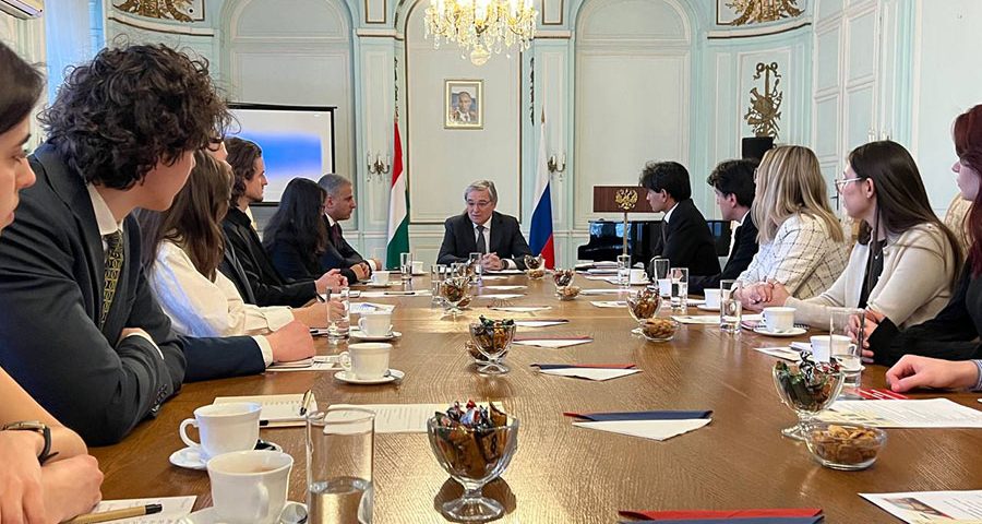 Посол России в Венгрии и студенты Будапештского университета