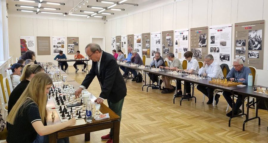 Сеанс одновременной игры в шахматы в Будапеште