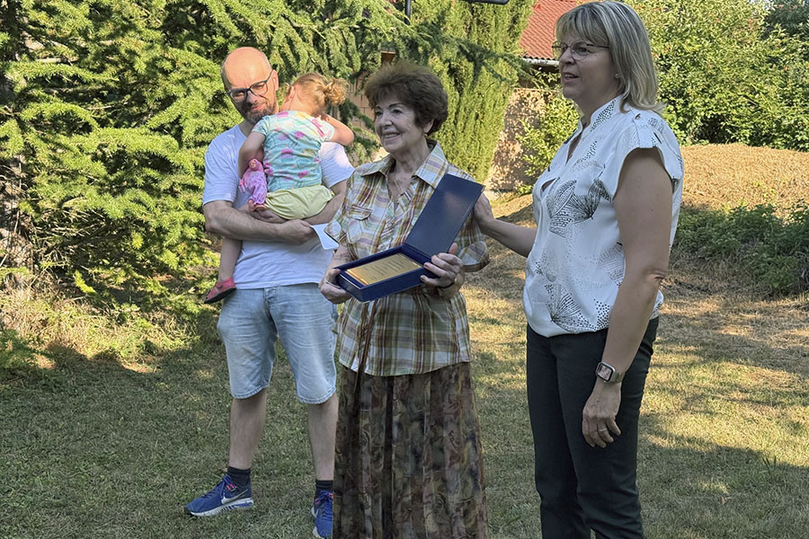 Вручение памятной доски Светлане Гокиели, бессменному руководителю общества