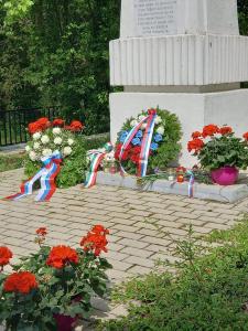 Возложние венков в г. Бардудварнок