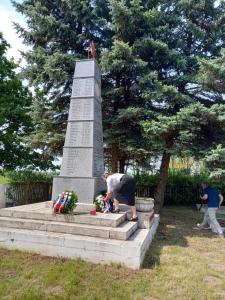 Возложние венков в г. Кишкорпад