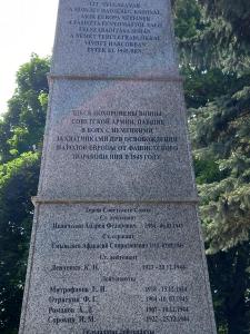 Возложние венков в г. Кишкорпад