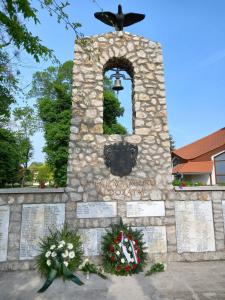 Возложние венков в г. Надьбайом