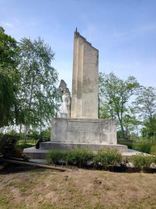 Возложние венков в г. Надьбайом