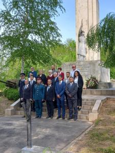 Возложние венков в г. Надьбайом