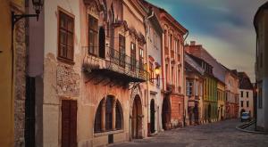 Средневековые улочки под черепичными крышами