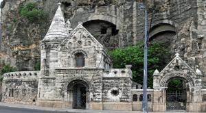 Уникальная пещерная церковь у горы Геллерт